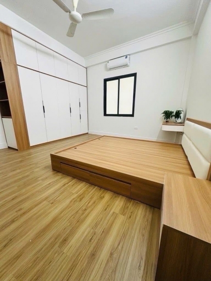 Bán nhà Thạch Bàn 33m², 4 tầng, ngõ nông, cách ô tô 50m, giá 5.4 tỷ