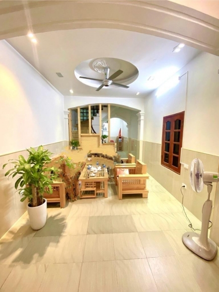 NHÀ XUÂN THUỶ LÔ GÓC Ô TÔ QUA NHÀ 45m2 CHỈ 10.X TỶ